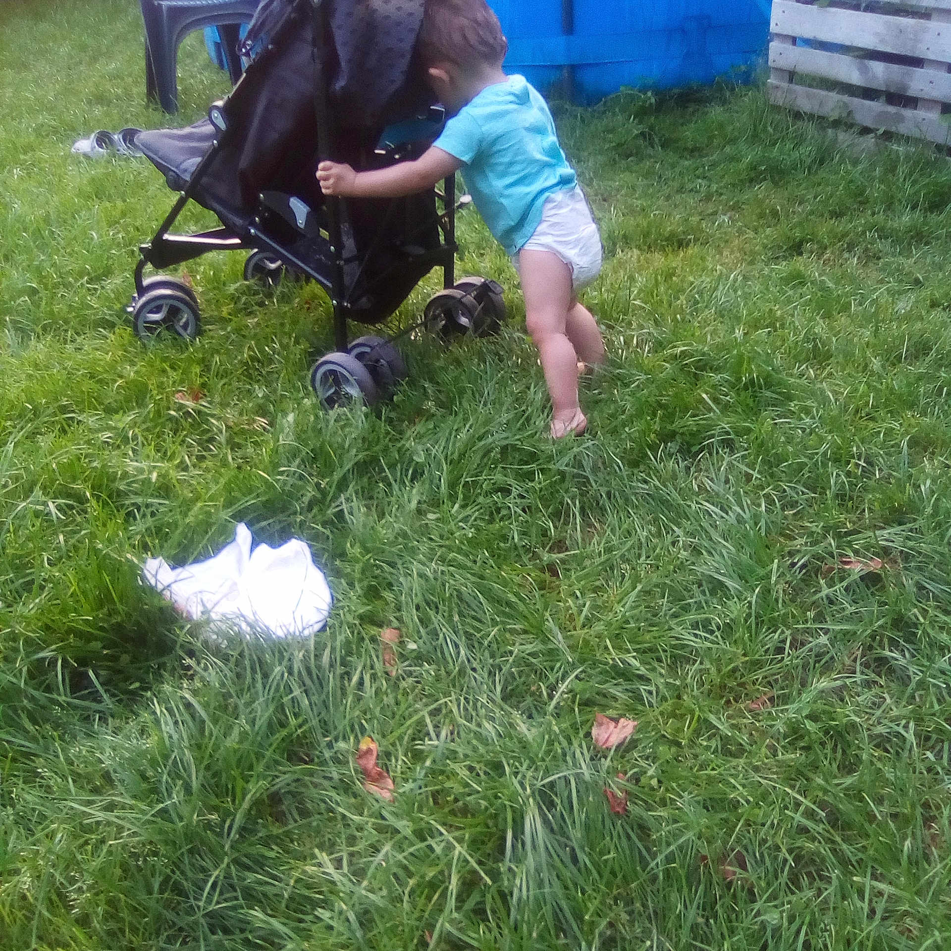 Corentin a rejoint le concours — aidez-le/la à gagner de superbes lots ! backpack, bag, chair, electric_blue, folding_chair, fun, grass, grass_family, grassland, groundcover, lawn, leisure, luggage_and_bags, people_in_nature, plant, recreation, shorts, soil, t_shirt, tent