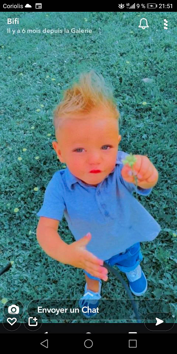 Maïron a rejoint le concours — aidez-le/la à gagner de superbes lots ! baby, baby_toddler_clothing, child, cool, electric_blue, flower, fun, grass, happy, leisure, pattern, people_in_nature, person, plant, play, rose_family, sandal, sitting, soil, t_shirt