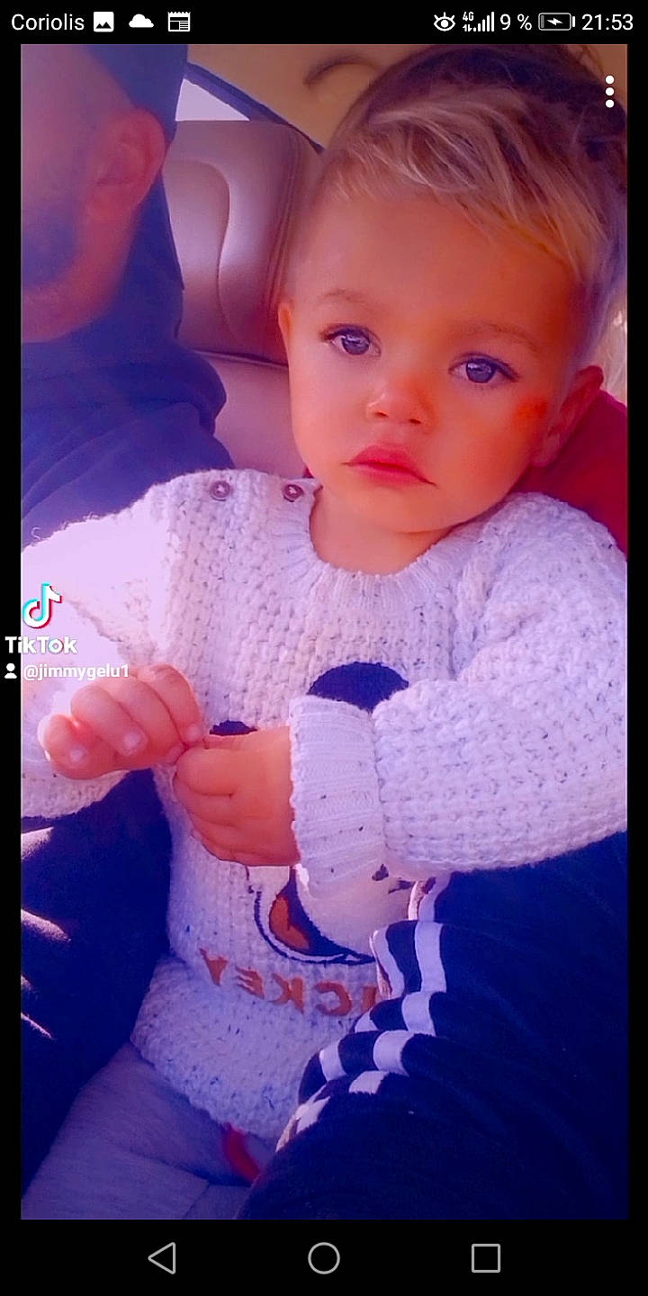 Maïron a rejoint le concours — aidez-le/la à gagner de superbes lots ! azure, baby, baby_toddler_clothing, cheek, eye, eyelash, finger, gesture, hand, head, human_body, iris, lip, nose, organ, person, pink, product, purple, skin