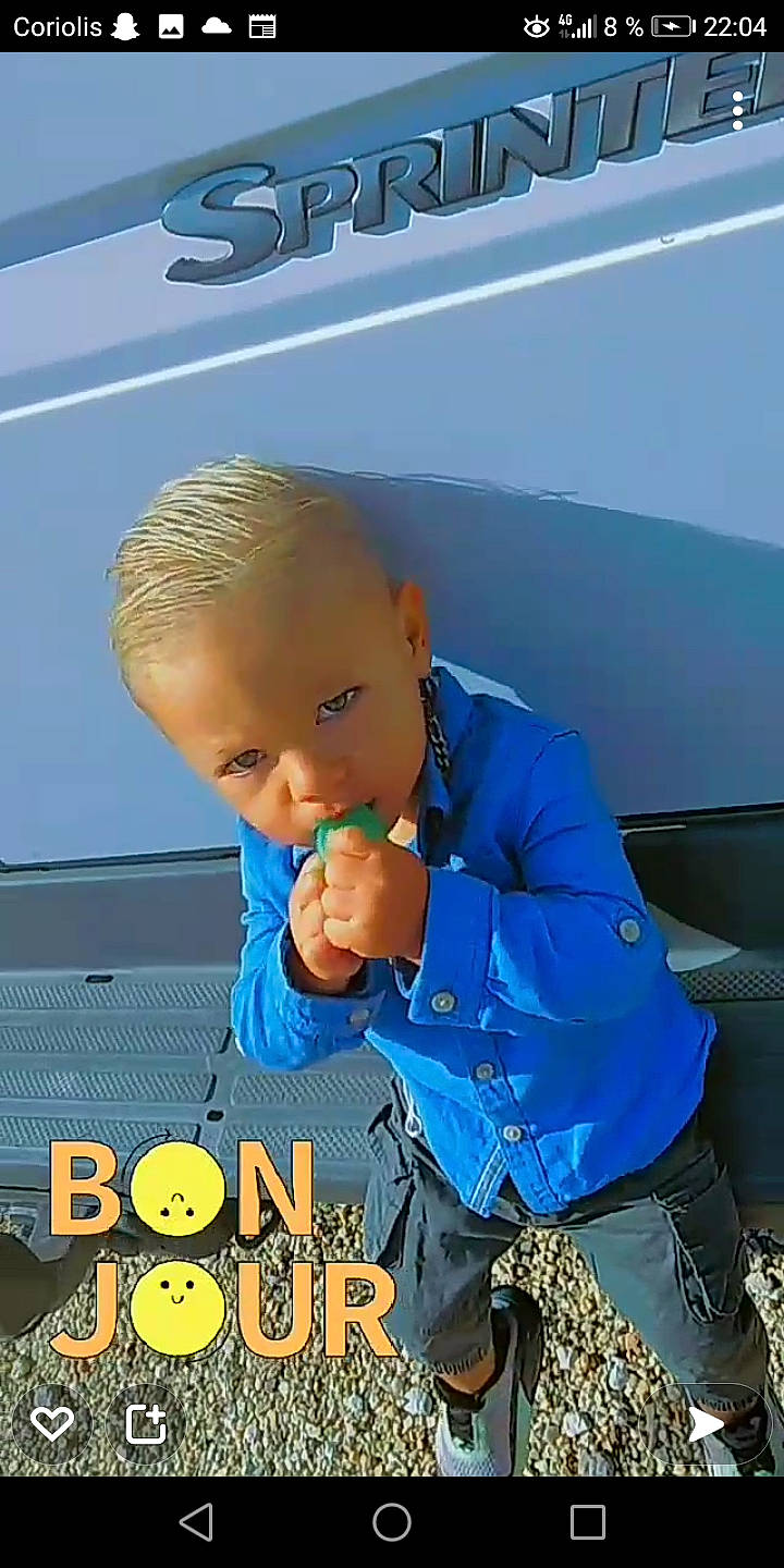 Maïron participe au concours pour gagner de l'argent avec cette photo : advertising, automotive_exterior, baby, baby_toddler_clothing, blue, child, denim, electric_blue, font, fun, happy, leisure, logo, person, personal_protective_equipment, photo_caption, play, sitting, t_shirt, toddler