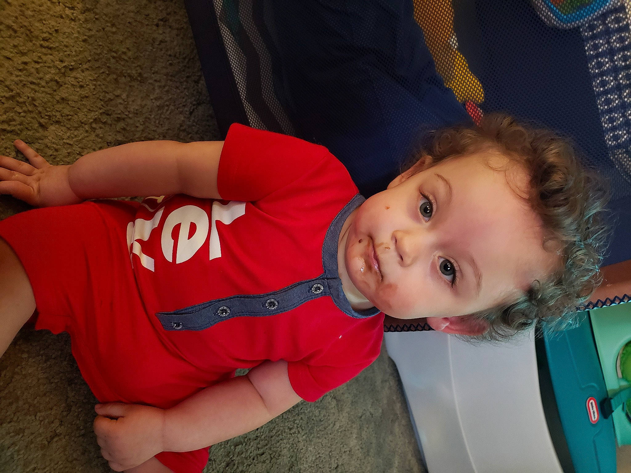 Milan is registered to the contest to win money with this photo: cheek, child, comfort, elbow, eye, facial_expression, fun, hairstyle, happy, human_leg, knee, leisure, mouth, nose, person, skin, sleeve, smile, thigh, toddler