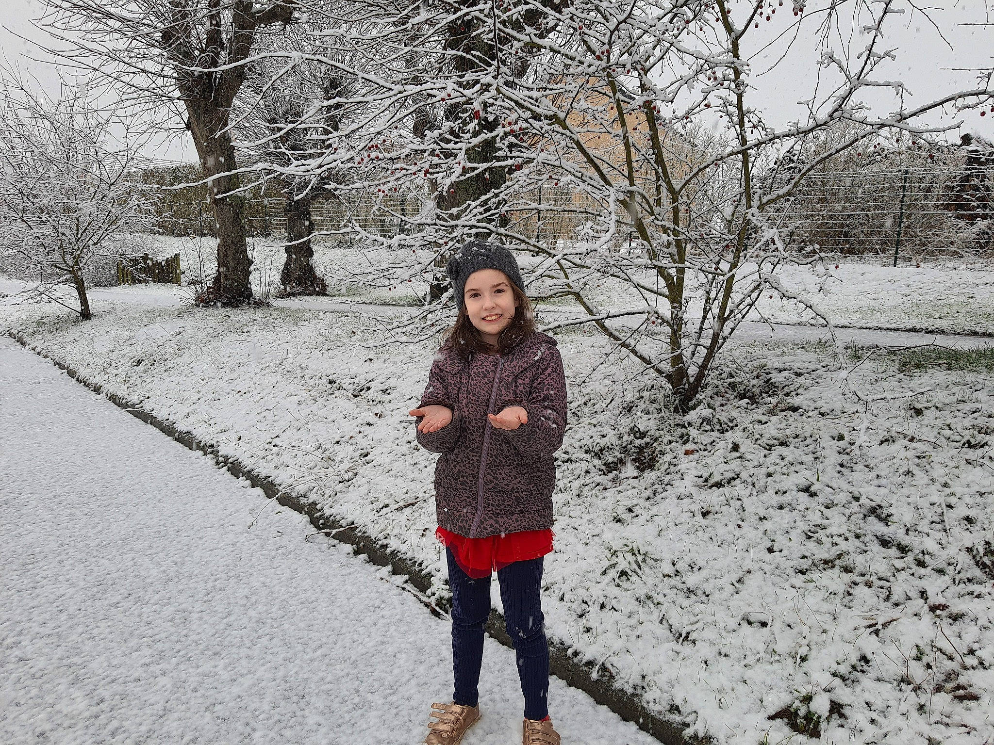 Louna a rejoint le concours — aidez-le/la à gagner de superbes lots ! branch, forest, freezing, grass, headwear, joy, leaf, leg, people_in_nature, person, plant, recreation, road_surface, sidewalk, snow, street_fashion, style, tints_and_shades, tree, twig