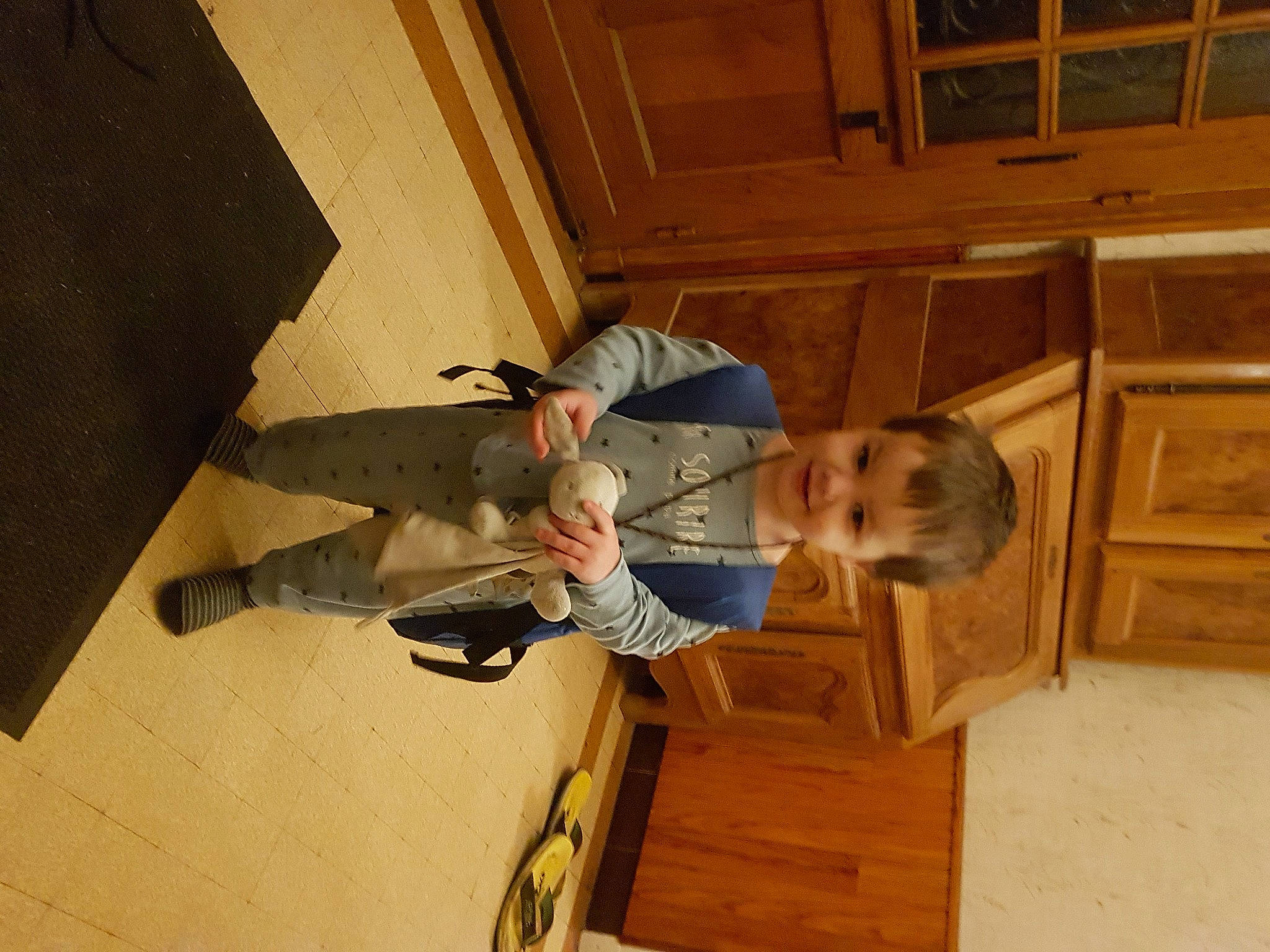 Arthur a rejoint le concours — aidez-le/la à gagner de superbes lots ! cabinetry, child, comfort, cupboard, drawer, floor, flooring, hardwood, jacket, joy, kitchen, outdoor_shoe, person, plywood, room, toddler, varnish, walking_shoe, wood, wood_flooring