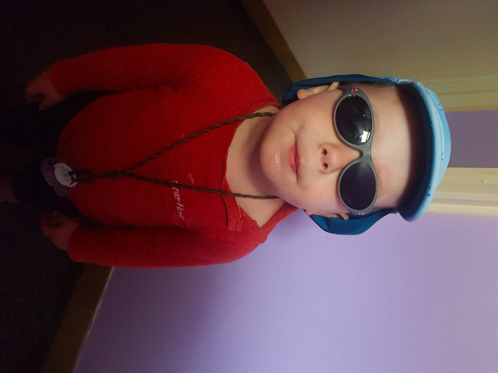 Arthur participe au concours pour gagner de l'argent avec cette photo : audio_equipment, black_hair, carmine, chin, elbow, electric_blue, eye, eyebrow, eyelash, eyewear, fashion_accessory, flash_photography, fun, gadget, head, nose, person, personal_protective_equipment, toy, vision_care