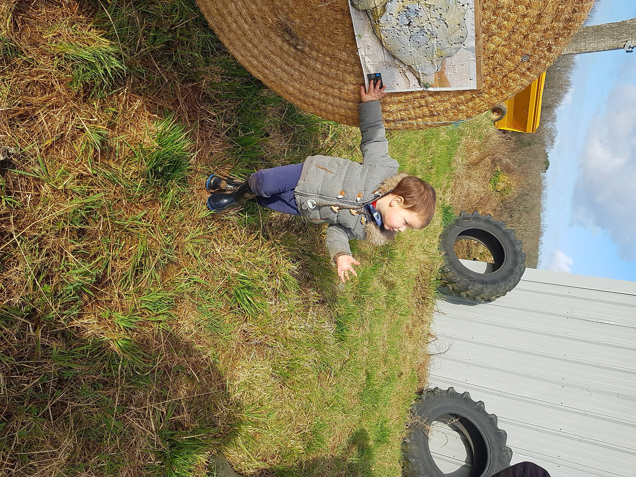 Arthur participe au concours pour gagner de l'argent avec cette photo : agriculture, auto_part, automotive_tire, automotive_wheel_system, cloud, fun, grass, landscape, motor_vehicle, people_in_nature, person, plant, sky, soil, synthetic_rubber, tire, tread, trunk, vehicle, wheel