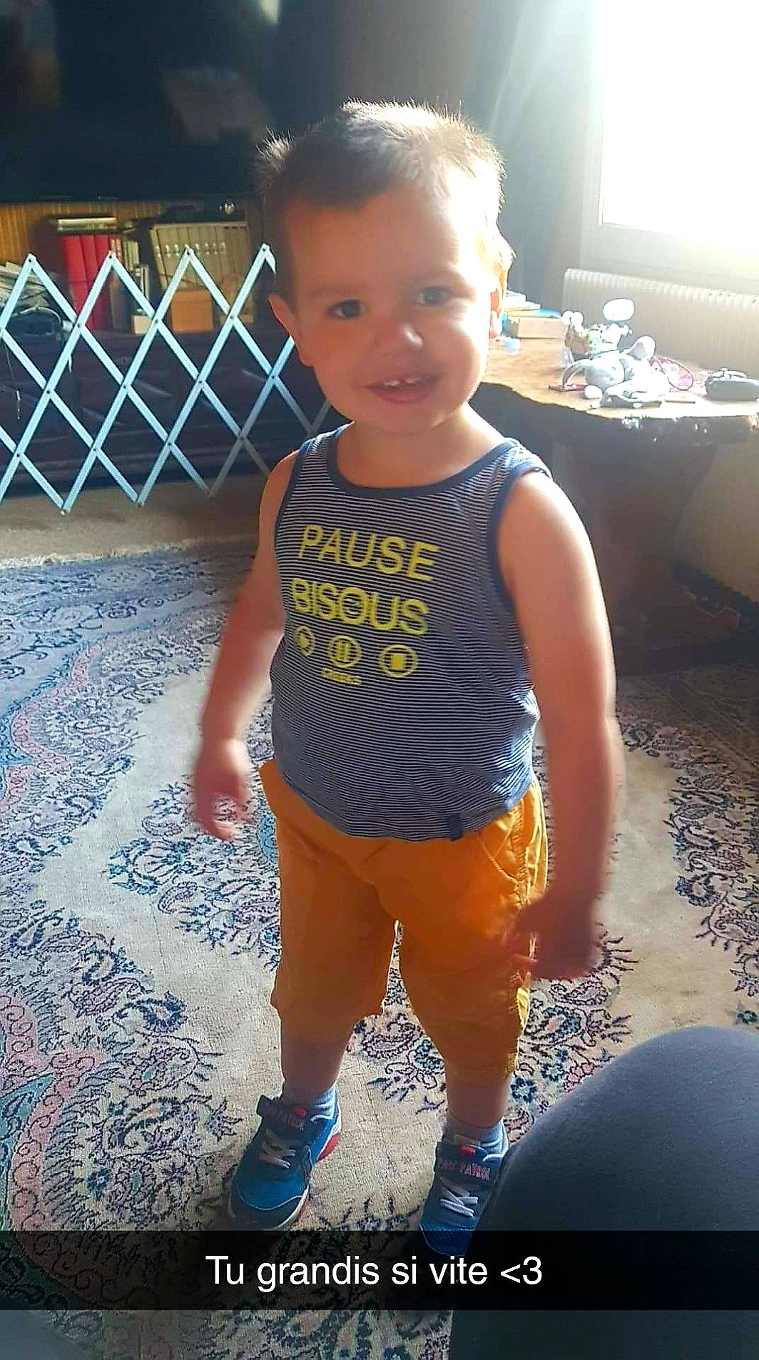 Arthur participe au concours pour gagner de l'argent avec cette photo : baby_toddler_clothing, chair, eye, face, floor, flooring, fun, hand, happy, head, iris, joy, person, product, sleeve, smile, sportswear, t_shirt, television, thigh