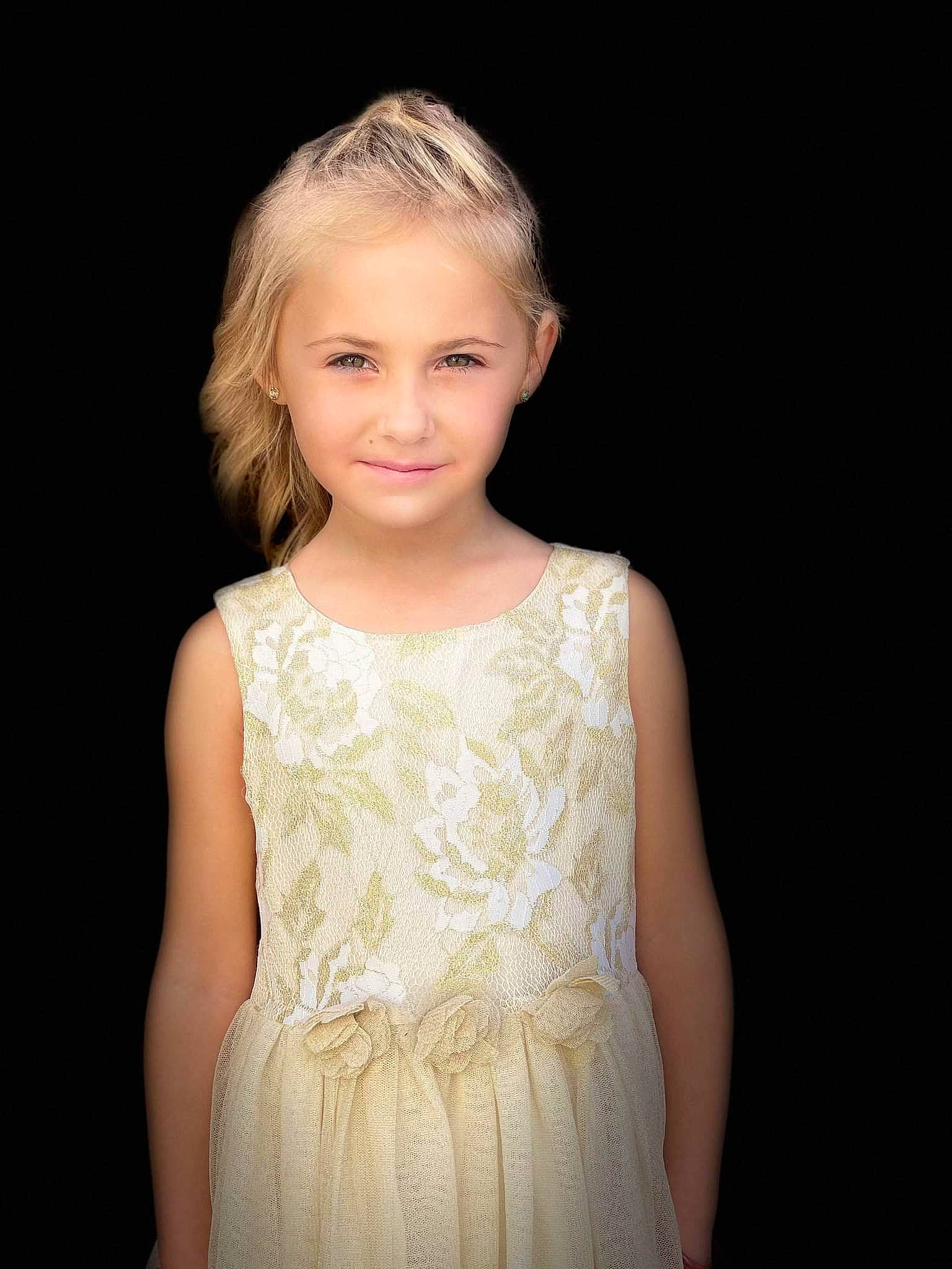 Zoé a rejoint le concours — aidez-le/la à gagner de superbes lots ! arm, bridal_clothing, bridal_party_dress, chin, day_dress, dress, embellishment, face, flash_photography, gown, hair, head, human_body, iris, joy, neck, one_piece_garment, person, shoulder, skin