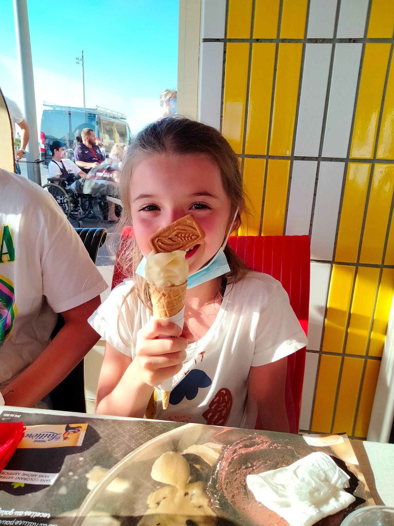 Alexia participe au concours pour gagner de l'argent avec cette photo : blurred, coffee, comfort_food, cuisine, dessert, dish, drink, drinking, eating, eyewear, finger_food, food, food_craving, fun, joy, junk_food, leisure, person, sky, sweetness