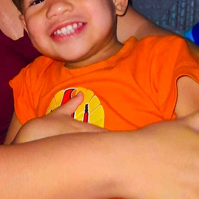 Teanuhe a rejoint le concours — aidez-le/la à gagner de superbes lots ! baby, babylaughing, ball, bodypart, clothing, face, football, happy, head, indoors, laughing, mouth, person, photography, portrait, smile, soccer, soccerball, t_shirt, teeth