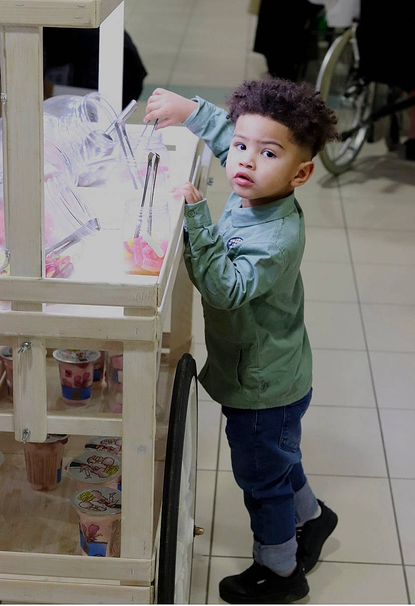 Maëlan participe au concours pour gagner de l'argent avec cette photo : art, artist, child, easel, fashion_design, flooring, fun, human, illustration, leisure, paint, person, room, shelving, sitting, standing, textile, toddler, visual_arts, wheel