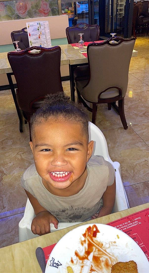 Maëlan participe au concours pour gagner de l'argent avec cette photo : barber, beauty_salon, chair, child, comfort_food, cuisine, dish, eating, food, food_craving, hairdresser, happy, ingredient, joy, junk_food, person, plate, smile, sweetness, table