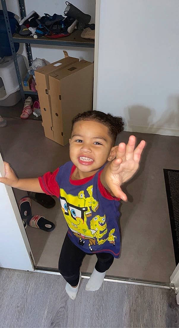 Maëlan a rejoint le concours — aidez-le/la à gagner de superbes lots ! cabinetry, child, drawer, finger, flooring, gesture, happy, home_appliance, joint, joy, major_appliance, person, room, shoulder, sleeve, smile, standing, t_shirt, thigh, thumb