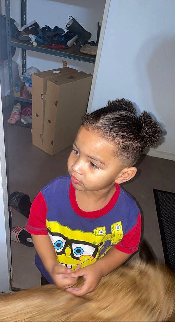 Maëlan participe au concours pour gagner de l'argent avec cette photo : box, cabinetry, chair, cheek, child, cupboard, drawer, flooring, fun, hair, happy, head, person, play, room, shipping_box, sitting, standing, t_shirt, toddler