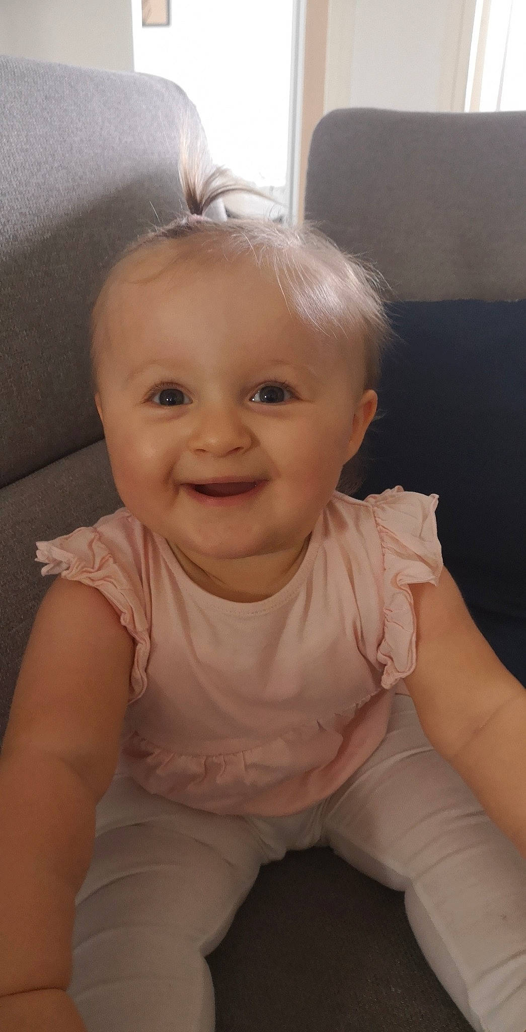 Julia a rejoint le concours — aidez-le/la à gagner de superbes lots ! arm, baby, baby_toddler_clothing, cheek, ear, eye, eyebrow, face, finger, happy, human_body, iris, joy, lip, neck, nose, person, pink, skin, sleeve