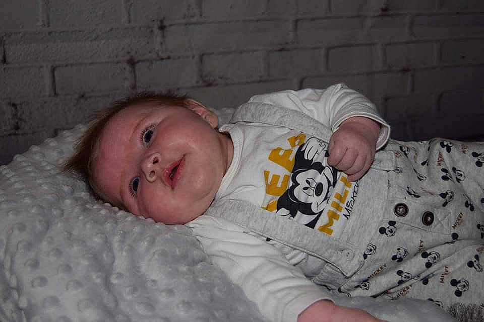 Maël participe au concours pour gagner de l'argent avec cette photo : baby, baby_products, baby_toddler_clothing, bedtime, cheek, child, comfort, eye, grass, linens, person, room, sitting, skin, sleep, sleeve, smile, toddler, vertebrate