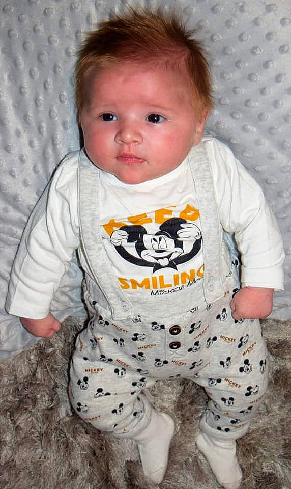 Maël a rejoint le concours — aidez-le/la à gagner de superbes lots ! baby, baby_toddler_clothing, beauty, cheek, child, comfort, face, facial_expression, flooring, grey, hair, head, human_body, long_sleeved_t_shirt, pattern, person, product, sitting, sleeve, t_shirt