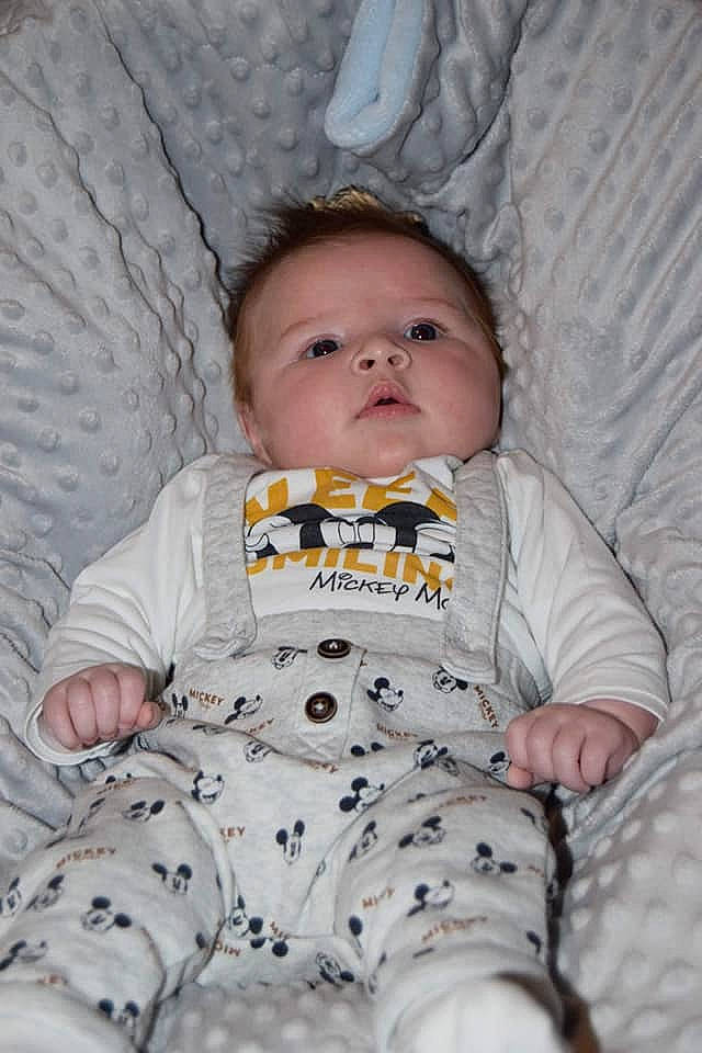 Maël participe au concours pour gagner de l'argent avec cette photo : baby, baby_toddler_clothing, cheek, child, comfort, eye, flooring, head, human_body, iris, linens, lip, mouth, nose, pattern, person, sitting, skin, sleeve, textile