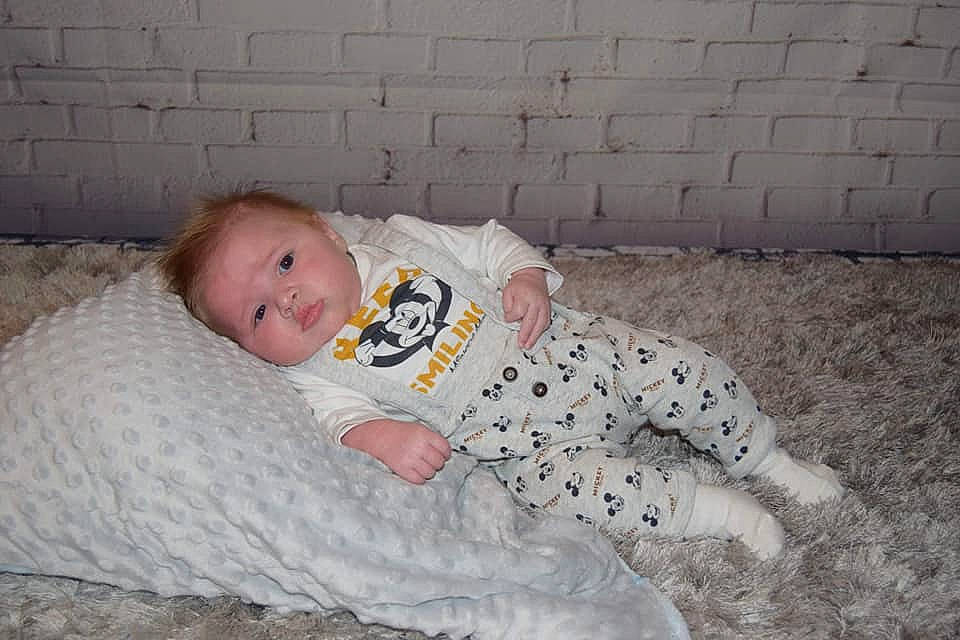 Maël a rejoint le concours — aidez-le/la à gagner de superbes lots ! baby, baby_toddler_clothing, brick, child, comfort, flooring, grass, head, linens, pattern, person, sitting, skin, sleeve, toddler, wood