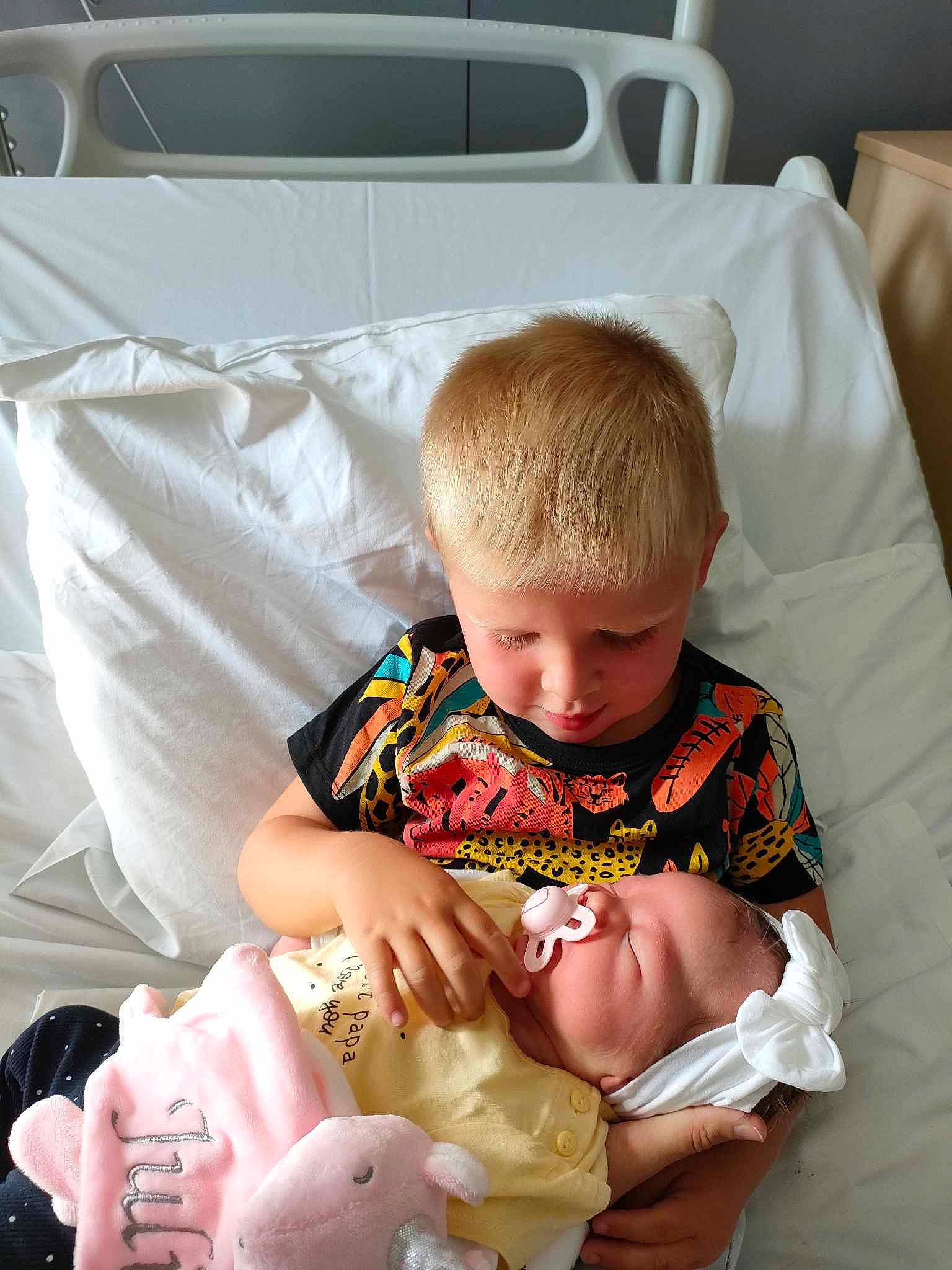 Julia a rejoint le concours — aidez-le/la à gagner de superbes lots ! baby, baby_products, baby_toddler_clothing, child, comfort, couch, fun, happy, lap, linens, person, play, room, sitting, sleeve, t_shirt, toddler, white