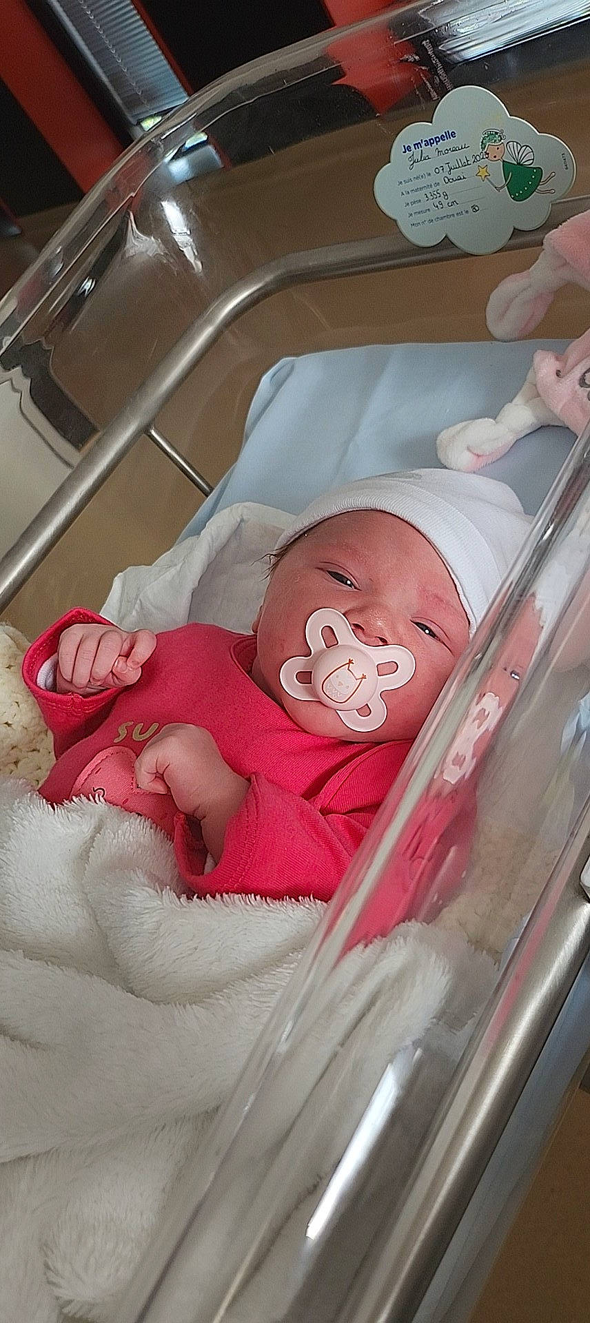 Julia a rejoint le concours — aidez-le/la à gagner de superbes lots ! baby, baby_products, baby_safety, baby_toddler_clothing, bed, child, comfort, event, health_care, hospital, hospital_bed, infant_bed, linens, medical, medical_equipment, person, room, service, skin, smile