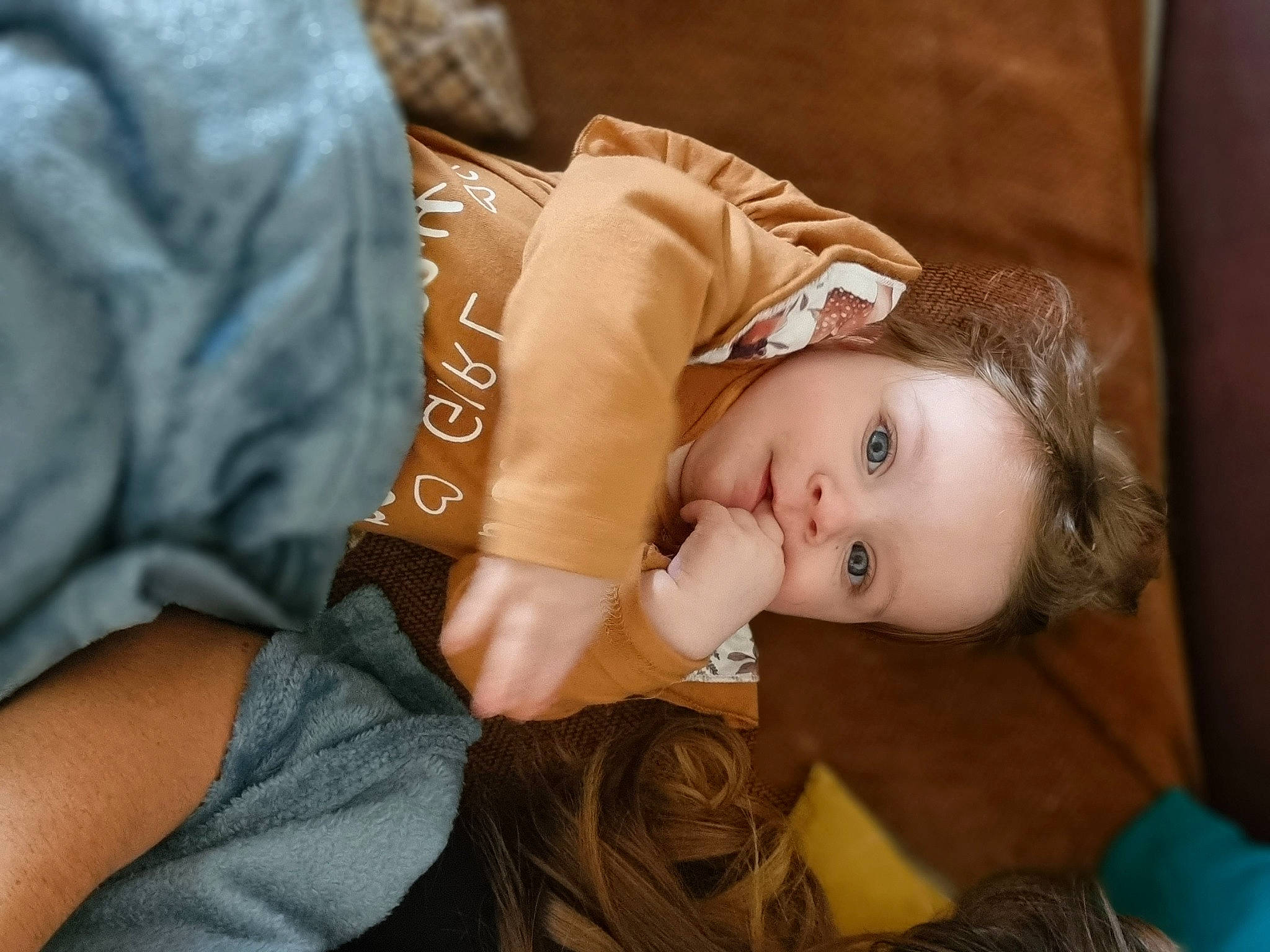 Maïa a rejoint le concours — aidez-le/la à gagner de superbes lots ! abdomen, blond, brown_hair, cheek, child, comfort, eyelash, flash_photography, fun, happy, human_body, nail, person, portrait_photography, sitting, toddler, tree, wood, wrist