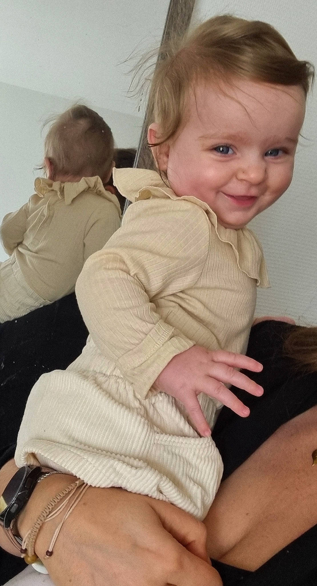 Maïa a rejoint le concours — aidez-le/la à gagner de superbes lots ! baby, baby_toddler_clothing, cheek, comfort, gesture, hair, iris, joint, joy, knee, lap, leg, nose, organ, person, shoulder, skin, sleeve, smile, standing