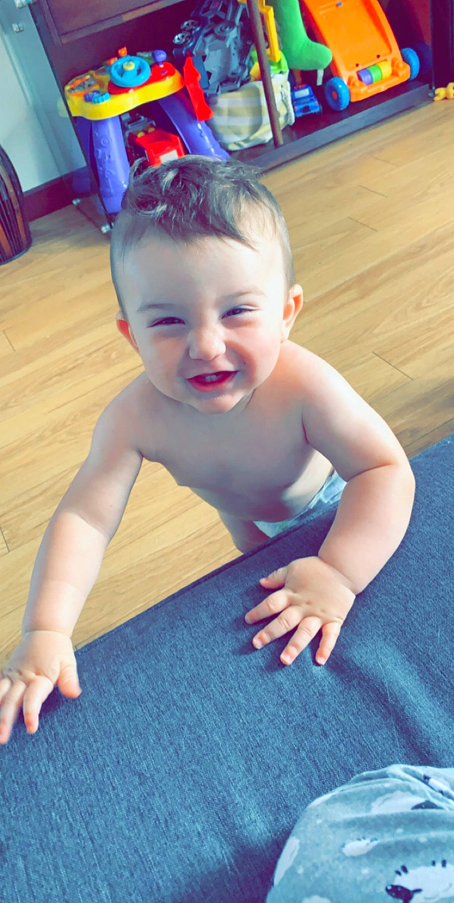 Kayden a rejoint le concours — aidez-le/la à gagner de superbes lots ! baby, baby_toddler_clothing, blue, cheek, chest, eye, finger, floor, flooring, fun, happy, human_body, iris, joint, nose, person, skin, smile, standing, thumb