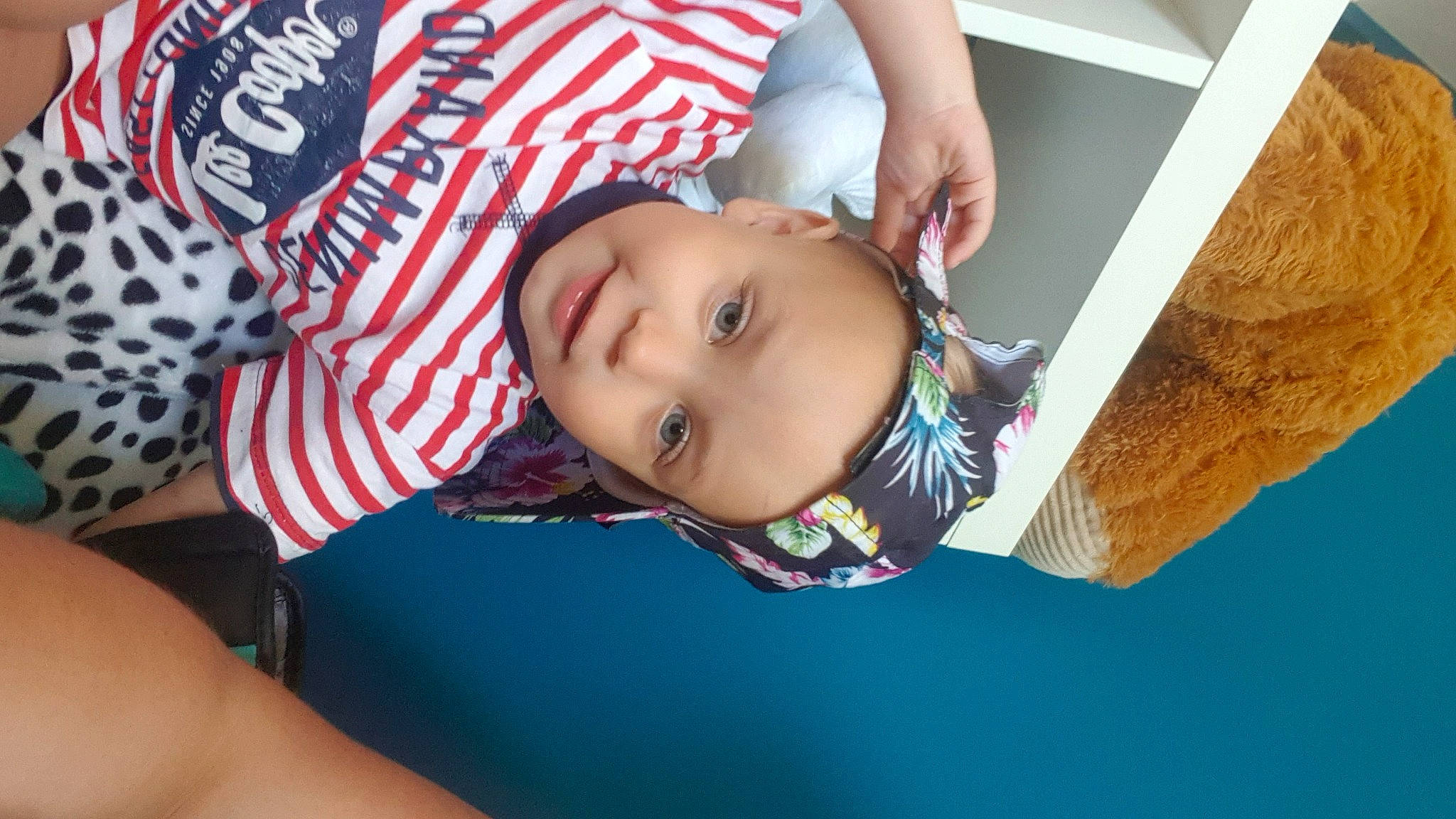 Elyo participe au concours pour gagner de l'argent avec cette photo : baby, baby_toddler_clothing, cheek, child, elbow, finger, flash_photography, fun, happy, hat, headwear, leisure, lip, nose, pattern, person, sitting, skin, sleeve, toddler