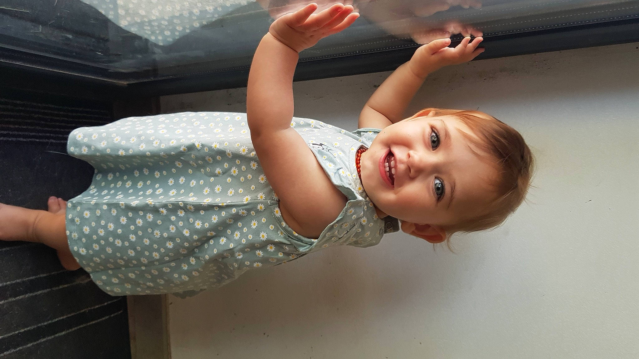 Ohana participe au concours pour gagner de l'argent avec cette photo : arm, baby, dress, elbow, eyelash, finger, flash_photography, gesture, hand, happy, human_leg, joint, joy, person, shoulder, skin, smile, thigh, thumb, toddler