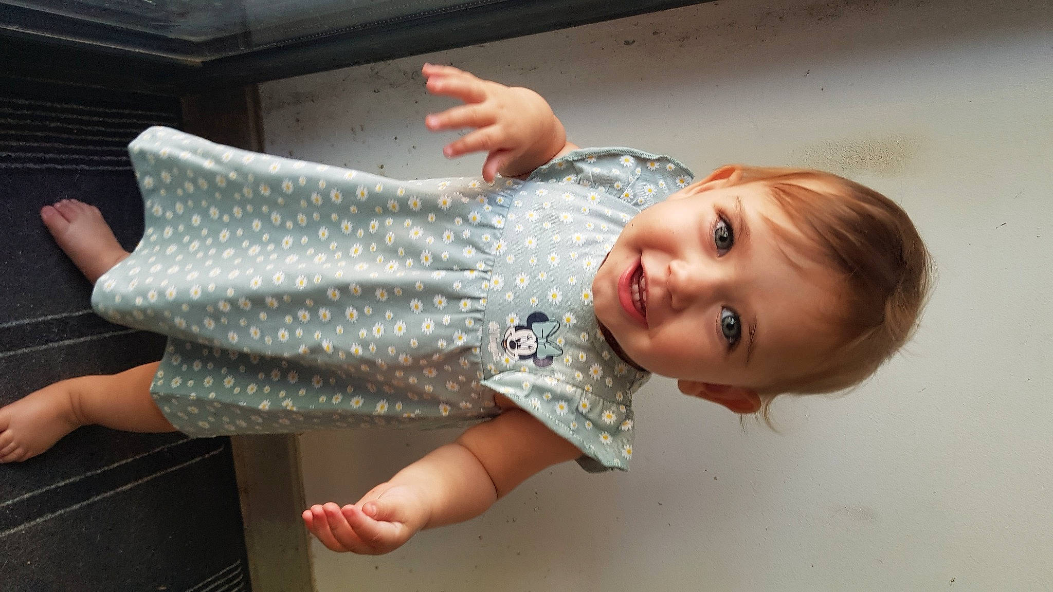 Ohana participe au concours pour gagner de l'argent avec cette photo : baby, baby_toddler_clothing, blond, cheek, child, dress, elbow, fun, gesture, happy, human_leg, joy, lip, person, skin, sleeve, smile, thumb, toddler, tree