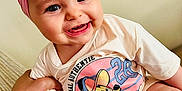 Chelsea a rejoint le concours — aidez-le/la à gagner de superbes lots ! baby, child, smiling, headband, pink, bow, tshirt, mickey_mouse, sitting, happy, hand, indoor, cute, portrait, person, clothing, infant, cheerful, face, skin