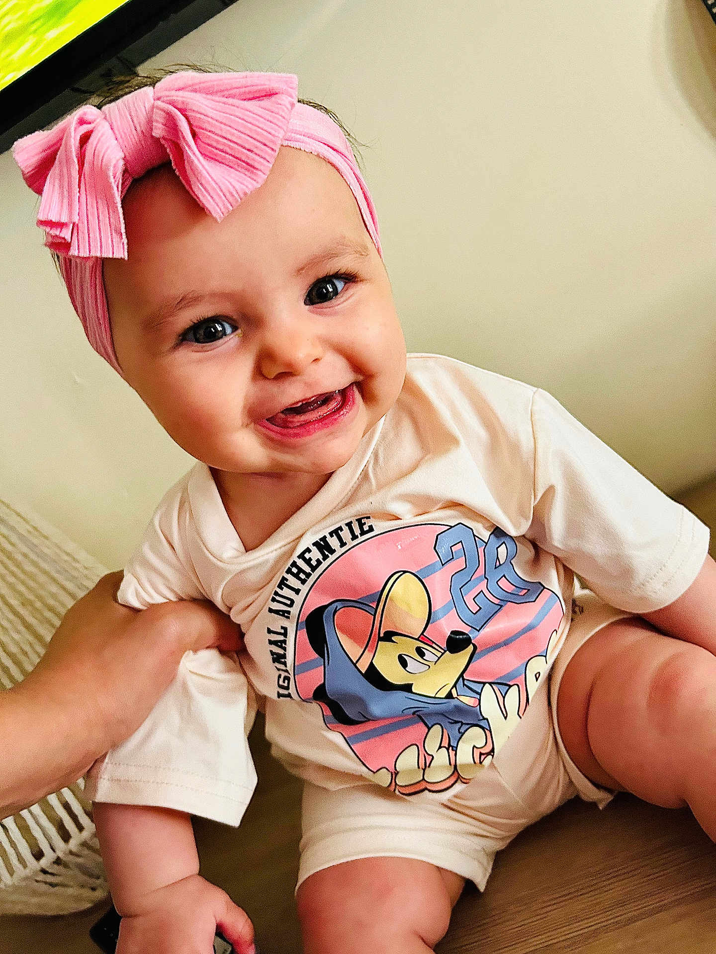 Chelsea a rejoint le concours — aidez-le/la à gagner de superbes lots ! baby, child, smiling, headband, pink, bow, tshirt, mickey_mouse, sitting, happy, hand, indoor, cute, portrait, person, clothing, infant, cheerful, face, skin