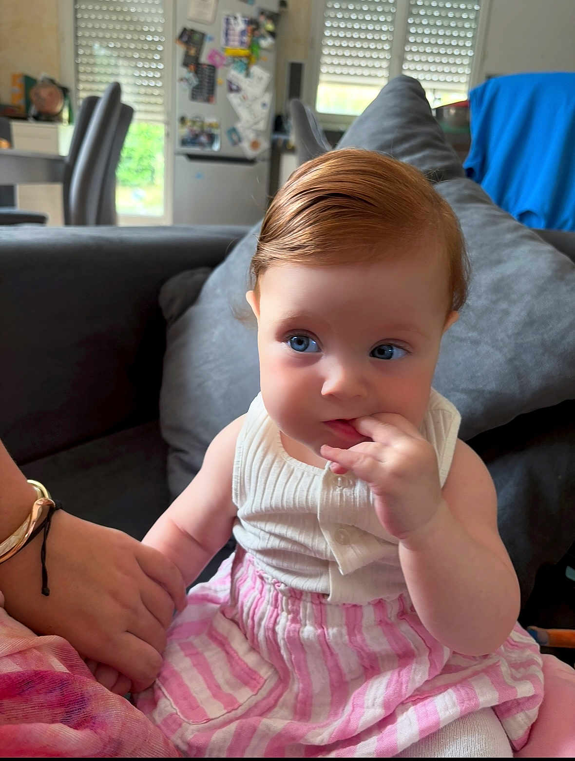 Giuseppa a rejoint le concours — aidez-le/la à gagner de superbes lots ! baby, child, indoor, couch, hand_holding, blue_eyes, striped_skirt, white_top, cute, portrait, living_room, furniture, person, skin, hair, face, sitting, infant, home, family