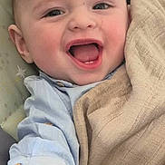 élouan participe au concours pour gagner de l'argent avec cette photo : baby, infant, child, smiling, laughing, face, hand, teething_ring, toy, blanket, blue_shirt, seat, car_seat, portrait, close_up, happy, cute, cheek, ear, furniture