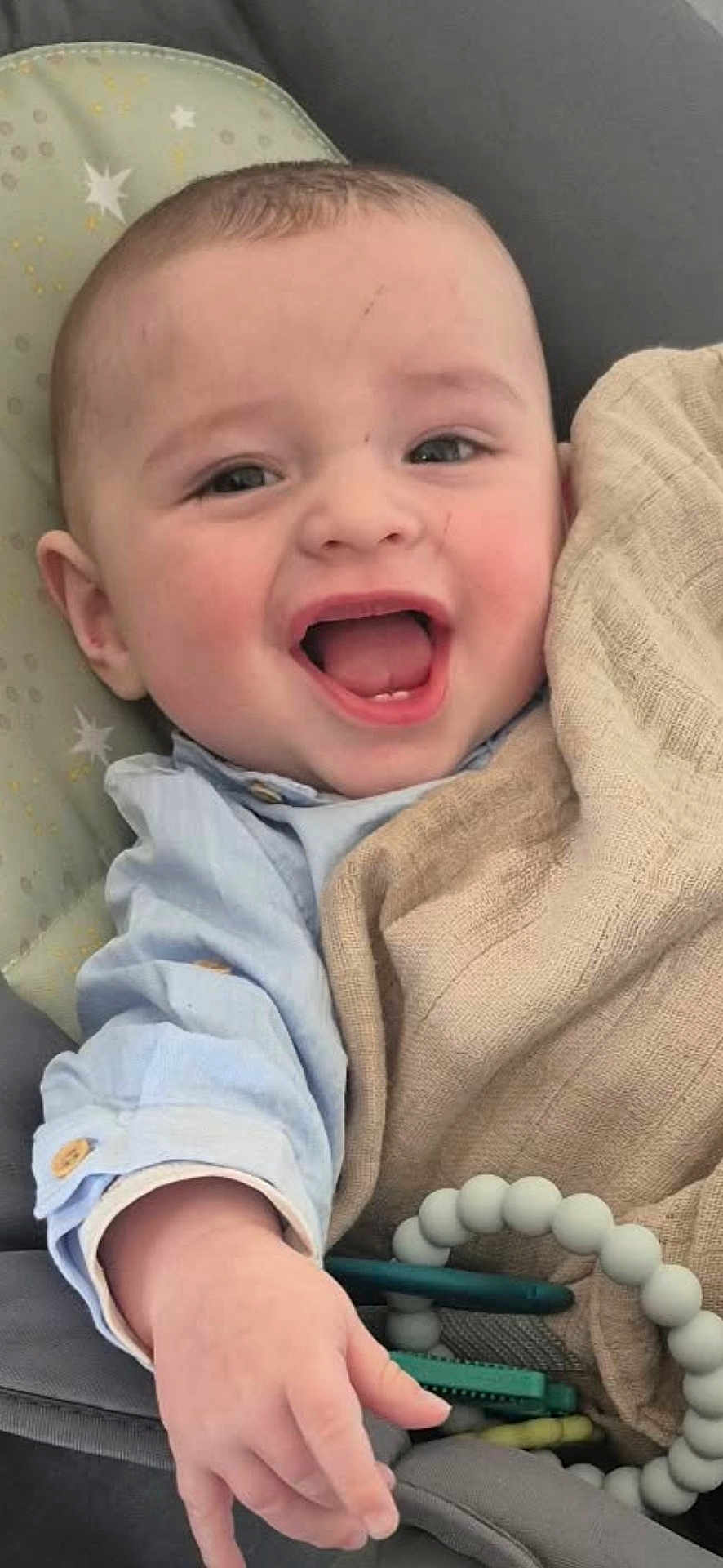 élouan participe au concours pour gagner de l'argent avec cette photo : baby, infant, child, smiling, laughing, face, hand, teething_ring, toy, blanket, blue_shirt, seat, car_seat, portrait, close_up, happy, cute, cheek, ear, furniture