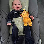 élouan participe au concours pour gagner de l'argent avec cette photo : baby, baby_bouncer, baby_seat, cushion, face, floor_tiles, hands, happy, home_interior, infant, legs, lion_plush, onesie, plush_toy, portrait, seat_belt, smile, smiling, soft_toy, stuffed_animal