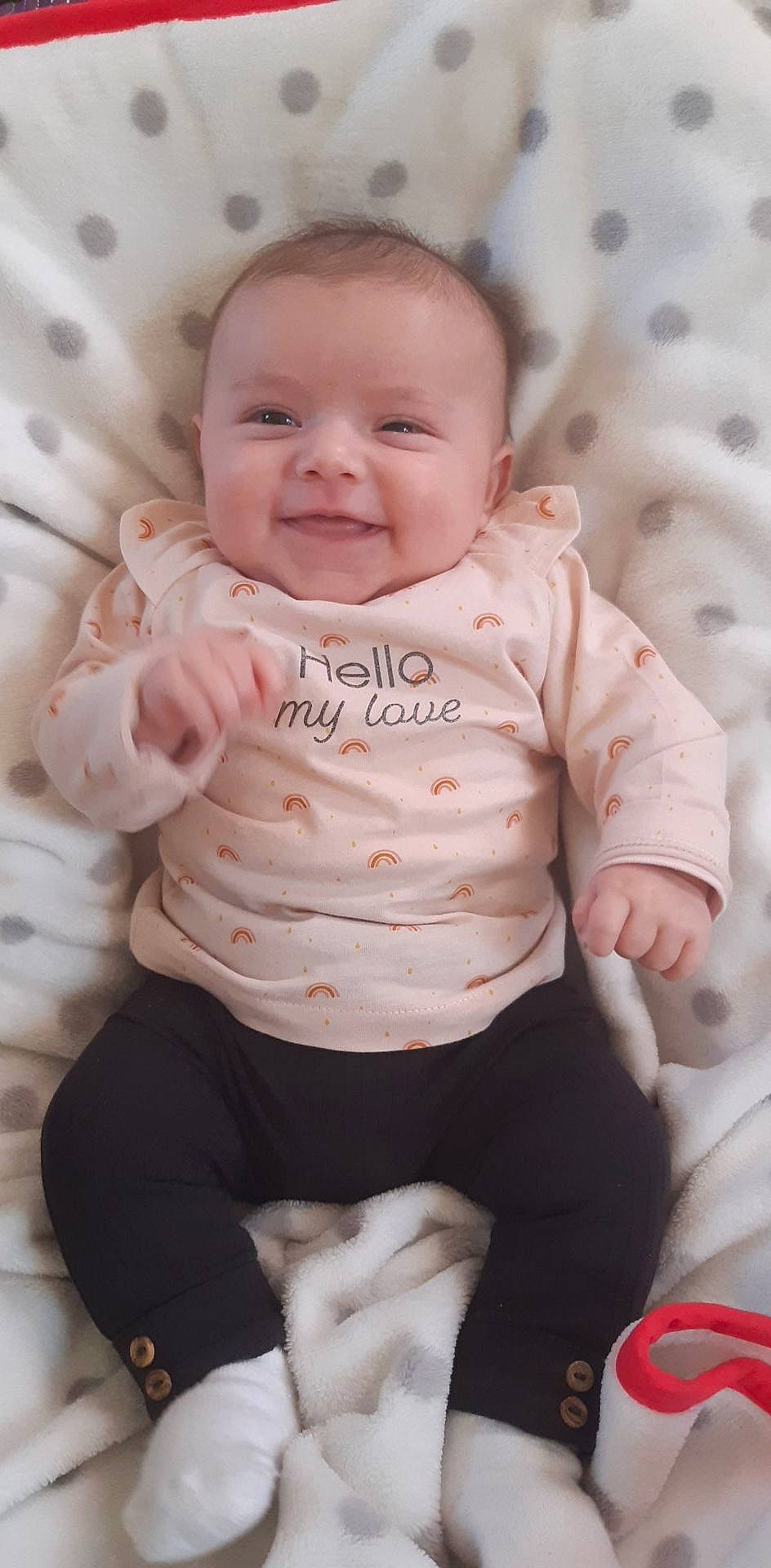 Mélyne participe au concours pour gagner de l'argent avec cette photo : baby, baby_toddler_clothing, cheek, child, joy, person, pink, product, sitting, skin, smile, toddler