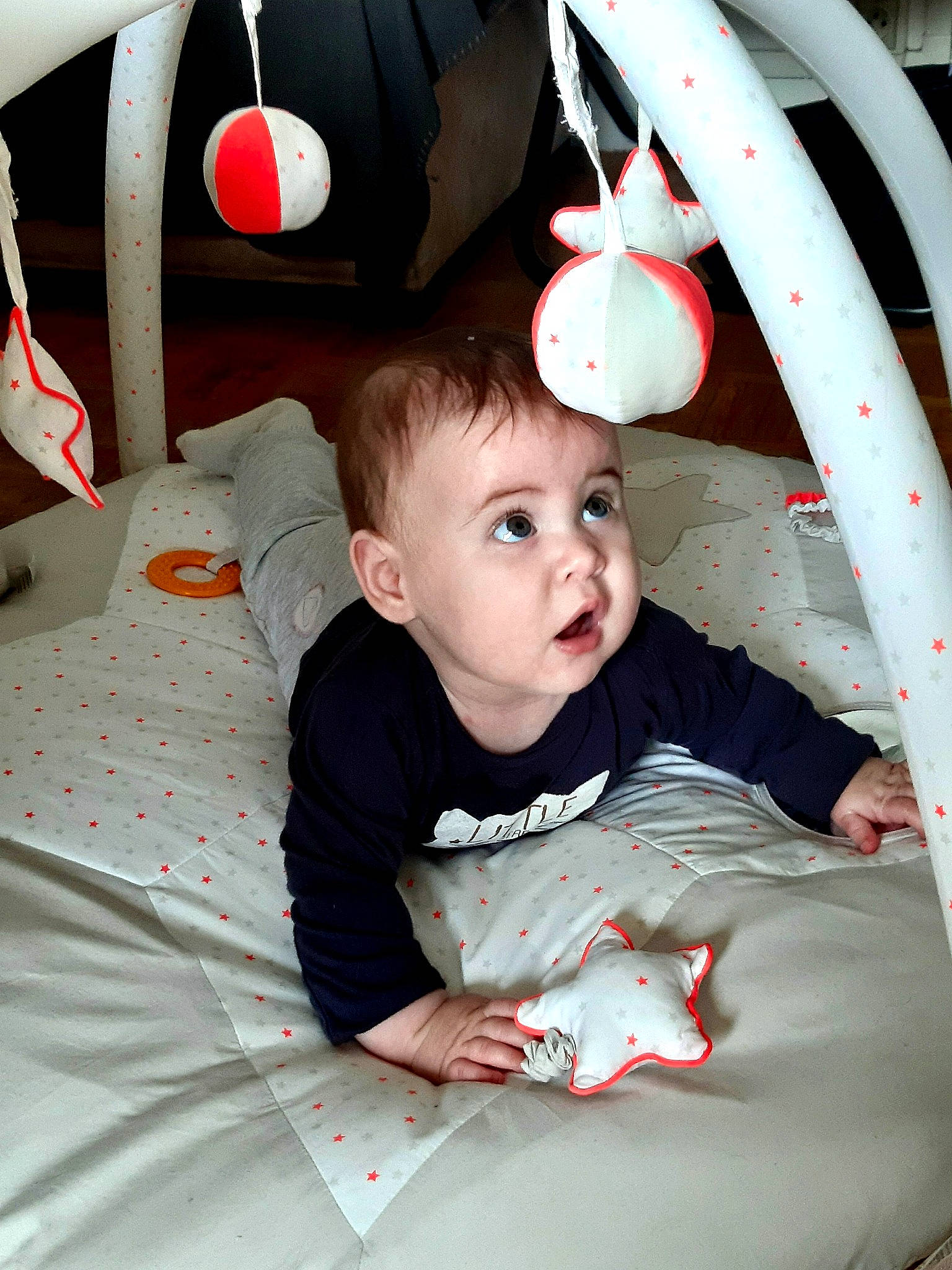 Angèle participe au concours pour gagner de l'argent avec cette photo : baby, baby_products, baby_toys, child, person, play, product, room, skin, surprise, textile, toddler