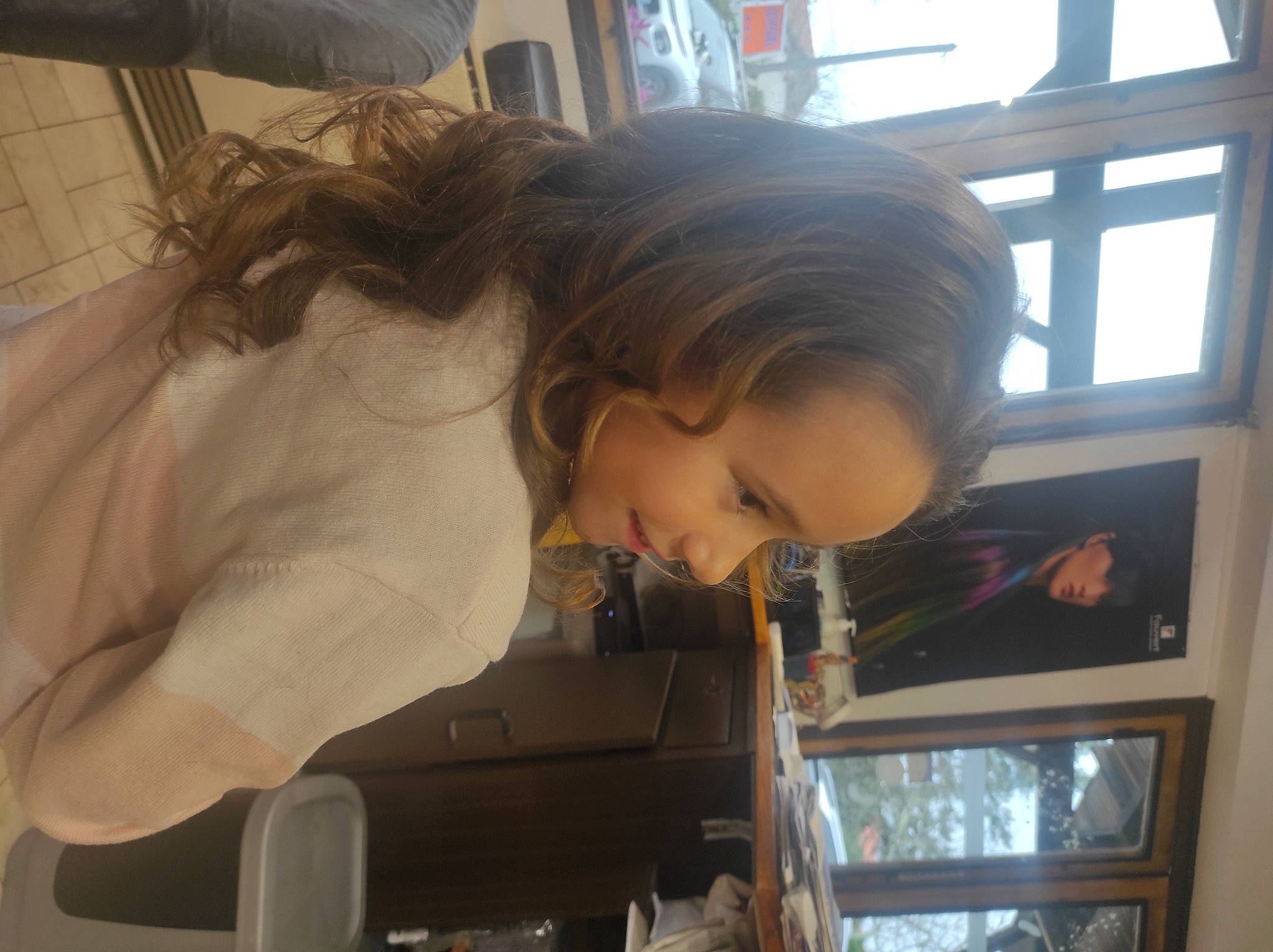 Lina participe au concours pour gagner de l'argent avec cette photo : auto_part, bangs, black_hair, child, ear, eyelash, fun, hair_coloring, hime_cut, long_hair, person, room, smile, toddler, window