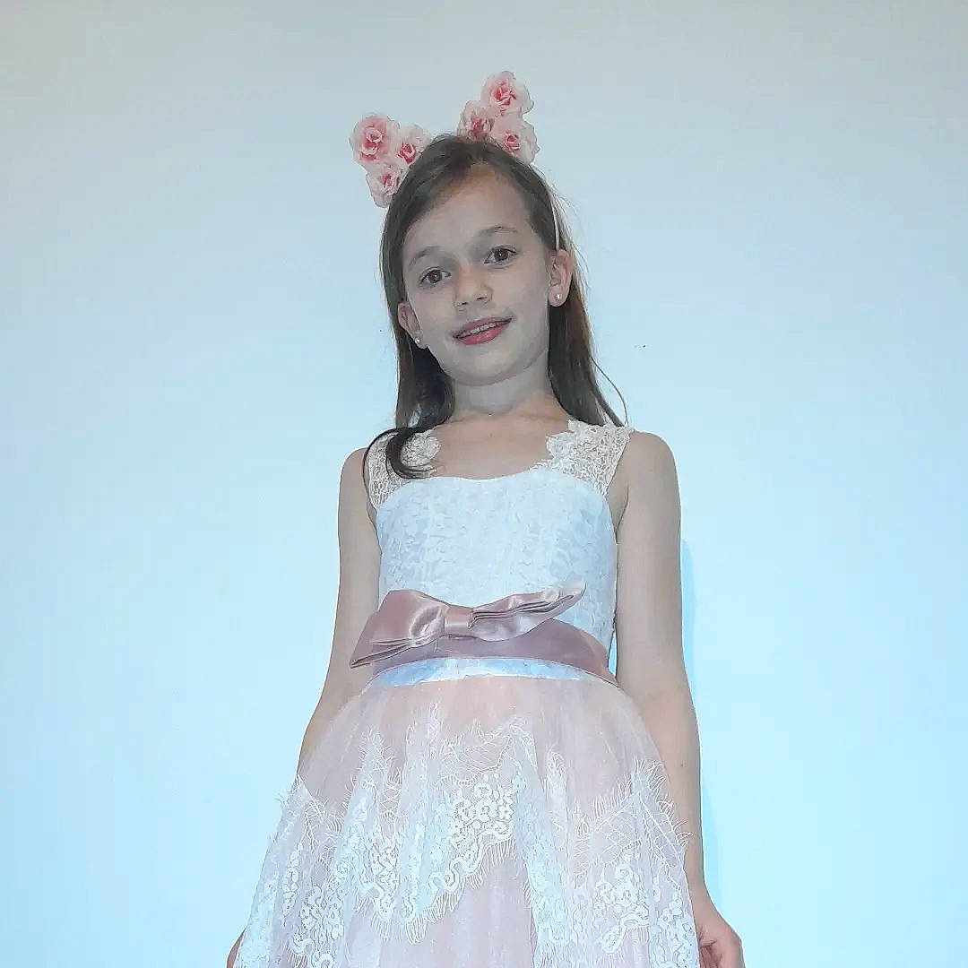 Mathilde a rejoint le concours — aidez-le/la à gagner de superbes lots ! bridal_clothing, bridal_party_dress, clothing, day_dress, dress, embellishment, eye, flash_photography, gown, happy, head, human_body, joy, neck, one_piece_garment, person, shoulder, skin, sleeve, smile