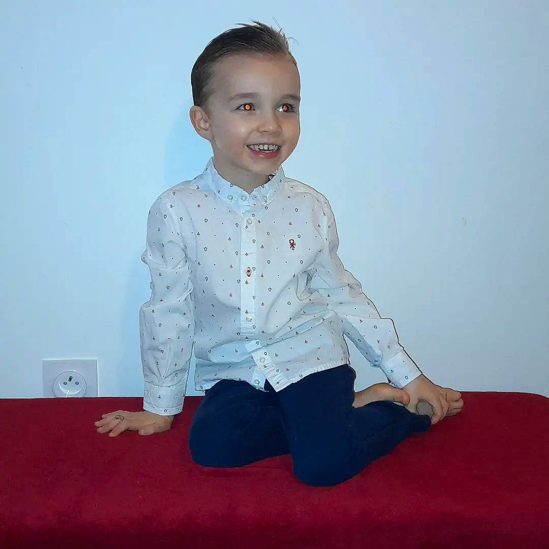 Mayron a rejoint le concours — aidez-le/la à gagner de superbes lots ! baby_toddler_clothing, cheek, comfort, dress_shirt, electric_blue, flash_photography, flooring, gesture, hair, happy, human_body, joy, knee, neck, pattern, person, sitting, sleeve, smile, t_shirt