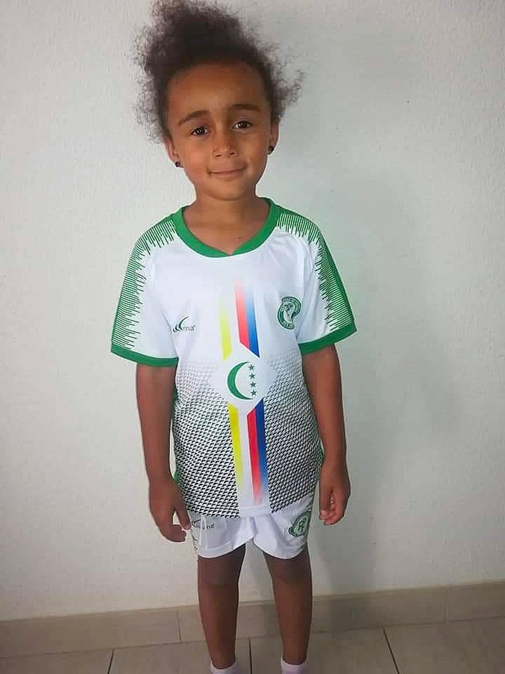 Laïla a rejoint le concours — aidez-le/la à gagner de superbes lots ! child, clothing, joy, neck, person, sleeve, sportswear, t_shirt, white