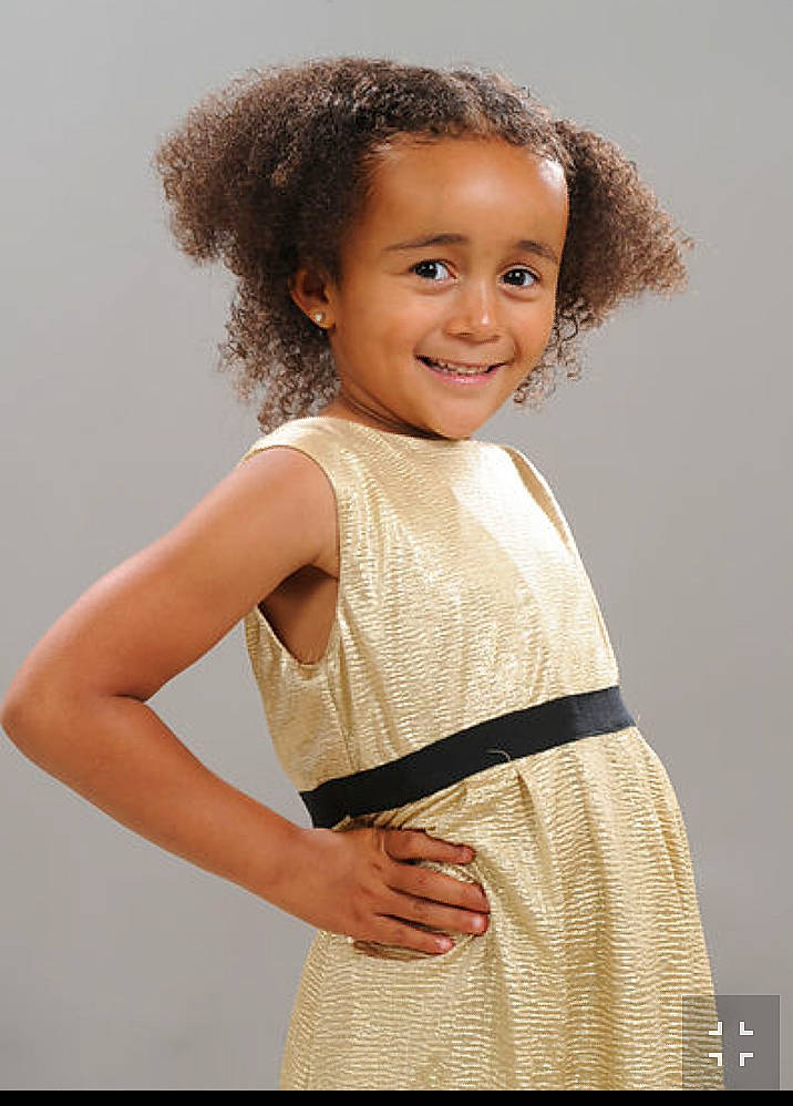 Laïla a rejoint le concours — aidez-le/la à gagner de superbes lots ! child, child_model, dress, face, hair, hairstyle, joy, neck, person, photo_shoot, photography, shoulder, smile, standing, toddler, white, yellow