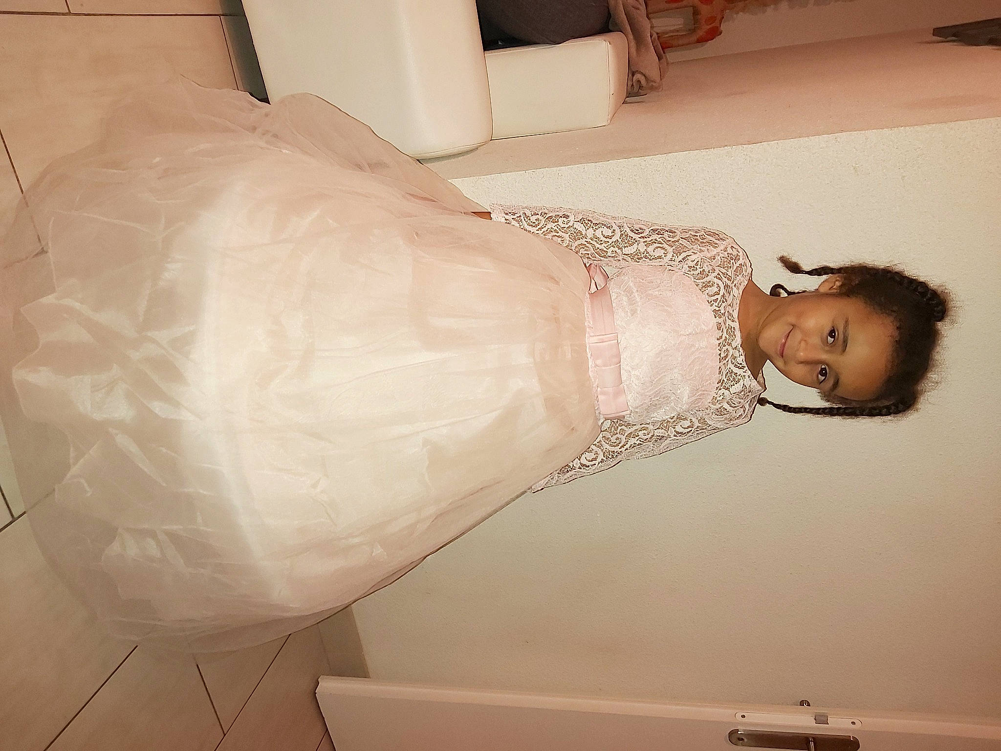 Laïla participe au concours pour gagner de l'argent avec cette photo : arm, dress, joy, leg, person, room, textile, trunk