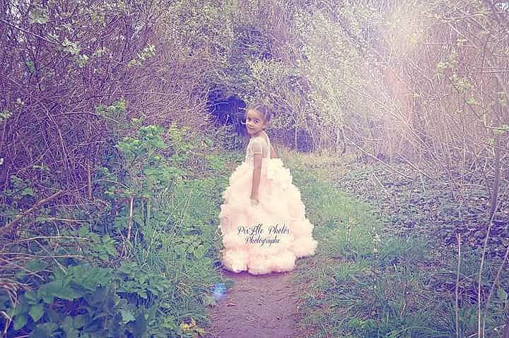Naïma participe au concours pour gagner de l'argent avec cette photo : atmospheric_phenomenon, grass, joy, person, photography, plant, soil, tree