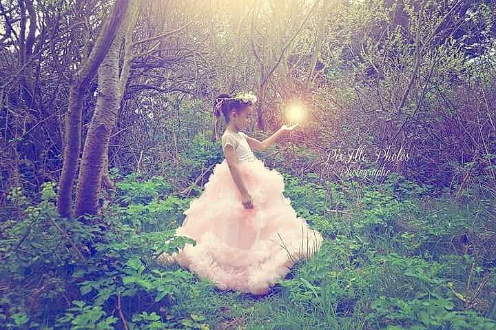 Naïma participe au concours pour gagner de l'argent avec cette photo : atmospheric_phenomenon, beauty, branch, bride, dress, forest, light, love, morning, natural_environment, natural_landscape, nature, people_in_nature, person, photograph, photography, sky, sunlight, tree, wedding_dress