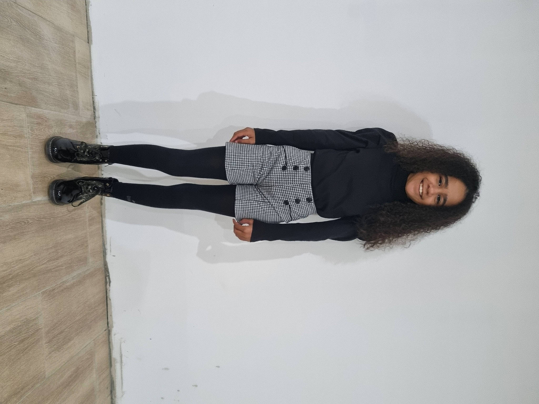 Naïma participe au concours pour gagner de l'argent avec cette photo : art, denim, fashion_design, fur, grey, human_leg, joy, knee, person, sleeve, sock, thigh, waist, walking_shoe, wood, wrist