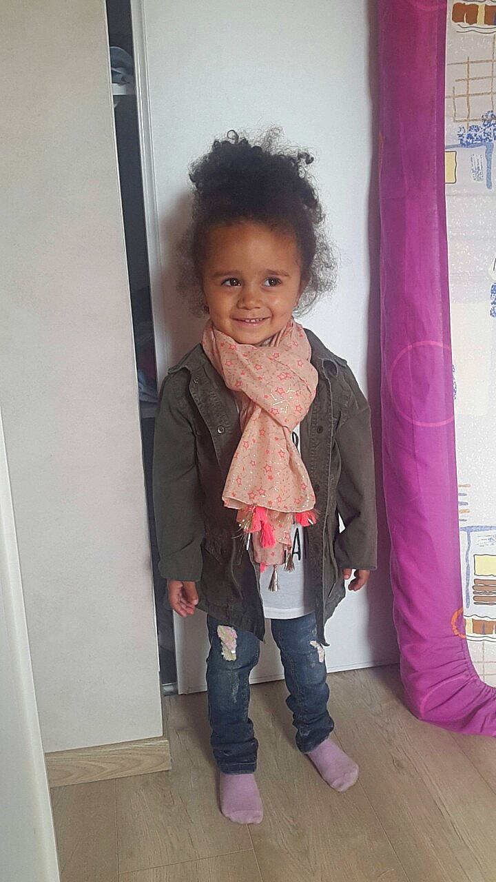 Nawal participe au concours pour gagner de l'argent avec cette photo : child, child_model, jacket, jeans, joy, outerwear, person, pink, standing