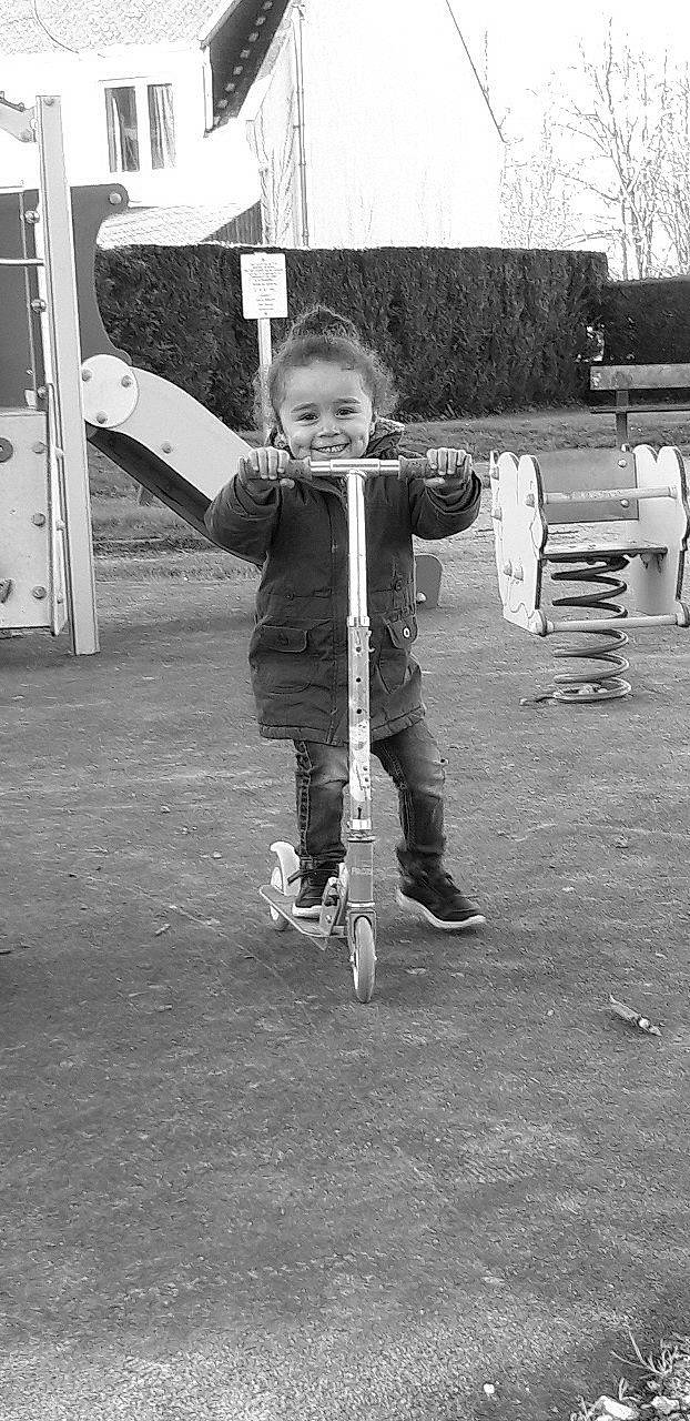 Nawal participe au concours pour gagner de l'argent avec cette photo : black_and_white, child, joy, monochrome, person, photography, snapshot, standing, style