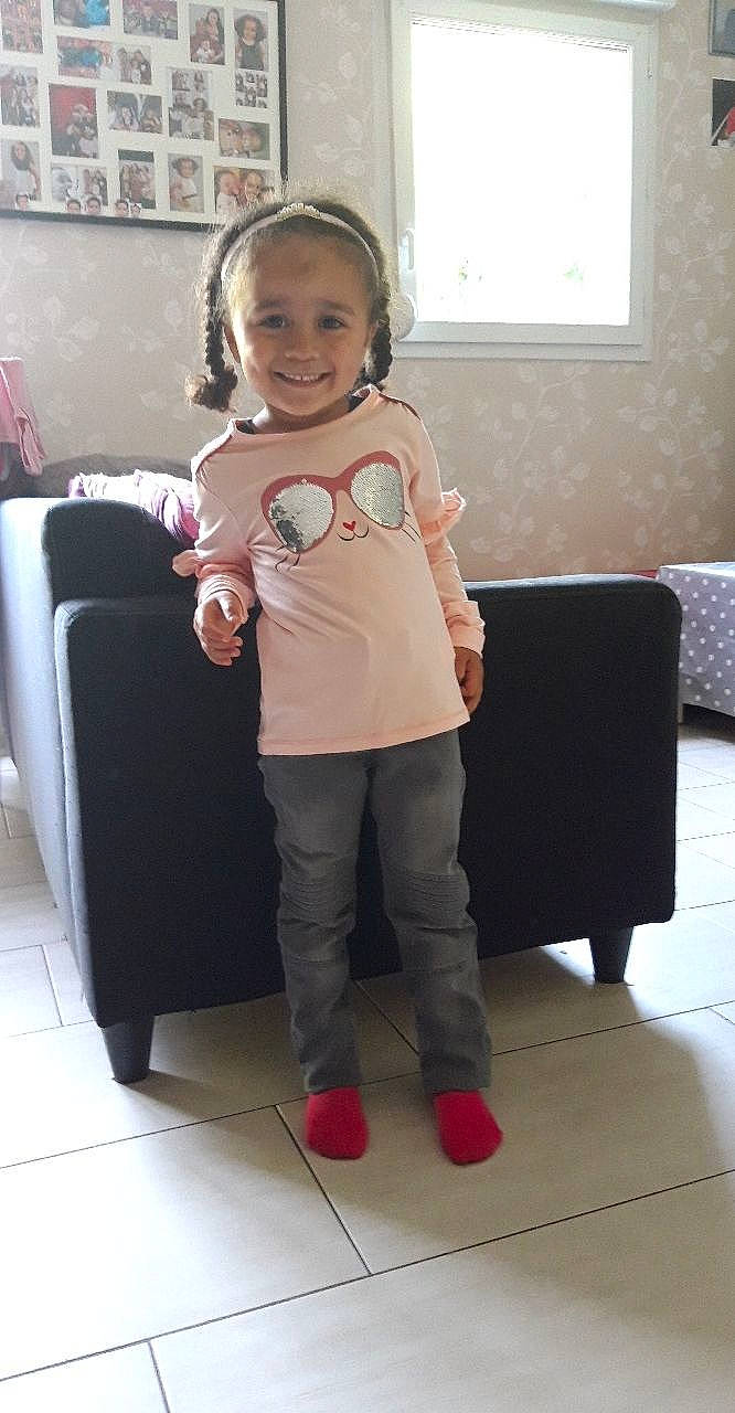 Nawal participe au concours pour gagner de l'argent avec cette photo : baby, child, joy, leg, person, pink, shoe, shoulder, standing, technology, toddler